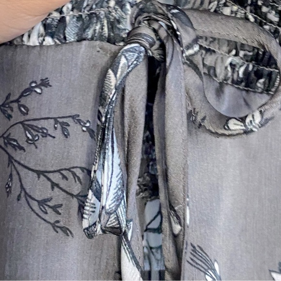 VINCE CAMUTO Mock Neck Grey Floral Print Long Sleeves Pullover Blouse Size M - Picture 9 of 15